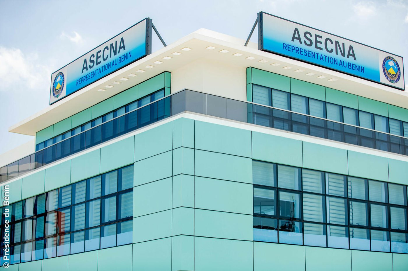 Angle du bâtiment réhabilité de la représentation de l'ASECNA, façades vert d'eau et vitrages