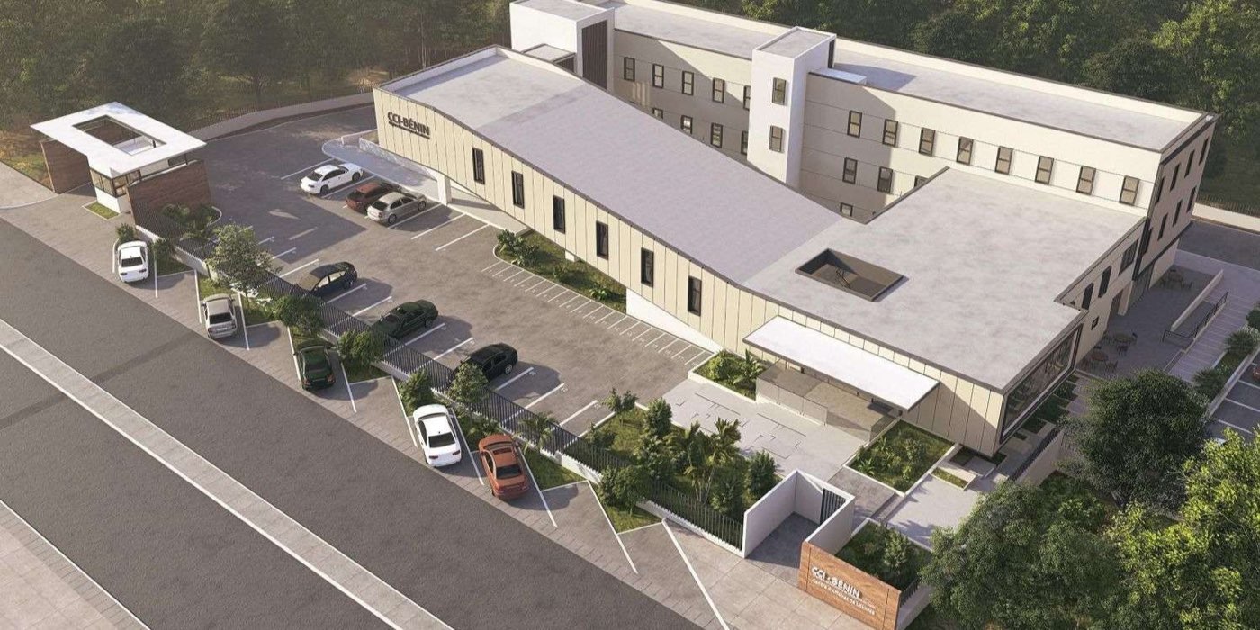 Vue aérienne d'ensemble, parking et entrée