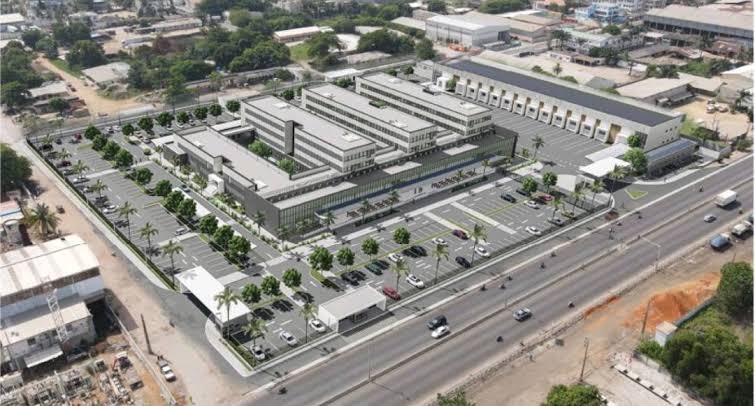 Vue aérienne du CIIEEL : bâtiments administratifs, parkings plantés et voie express