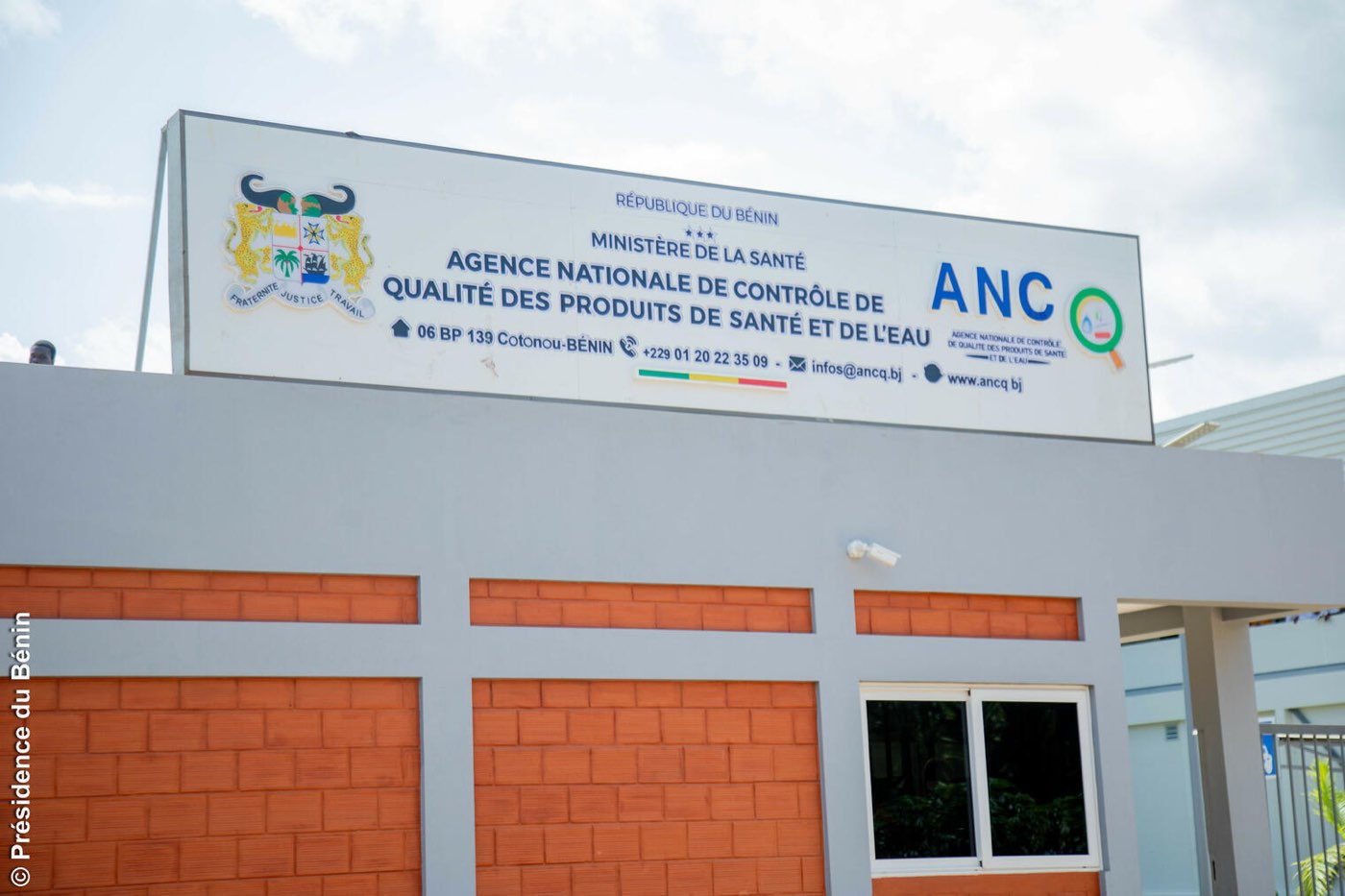 Enseigne de l'Agence nationale de contrôle de qualité sur le bâtiment d'accueil