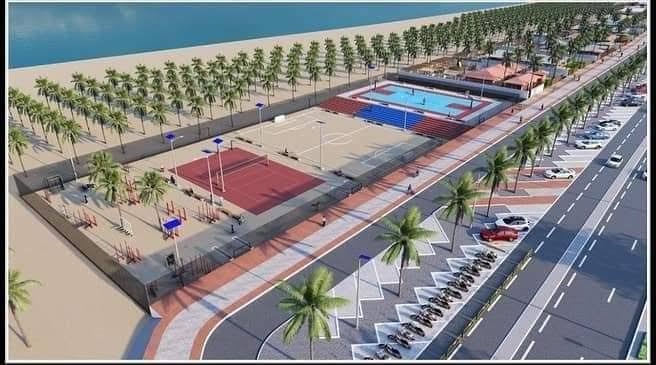 Vue aérienne des terrains de sport et de la promenade entre la plage et la route